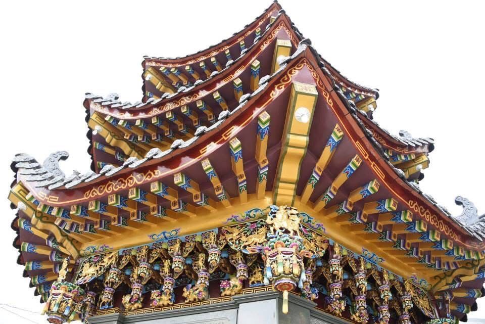 華麗的多層寺廟屋頂,色彩斑斕的雕花屋簷映襯著皚皚白雪。