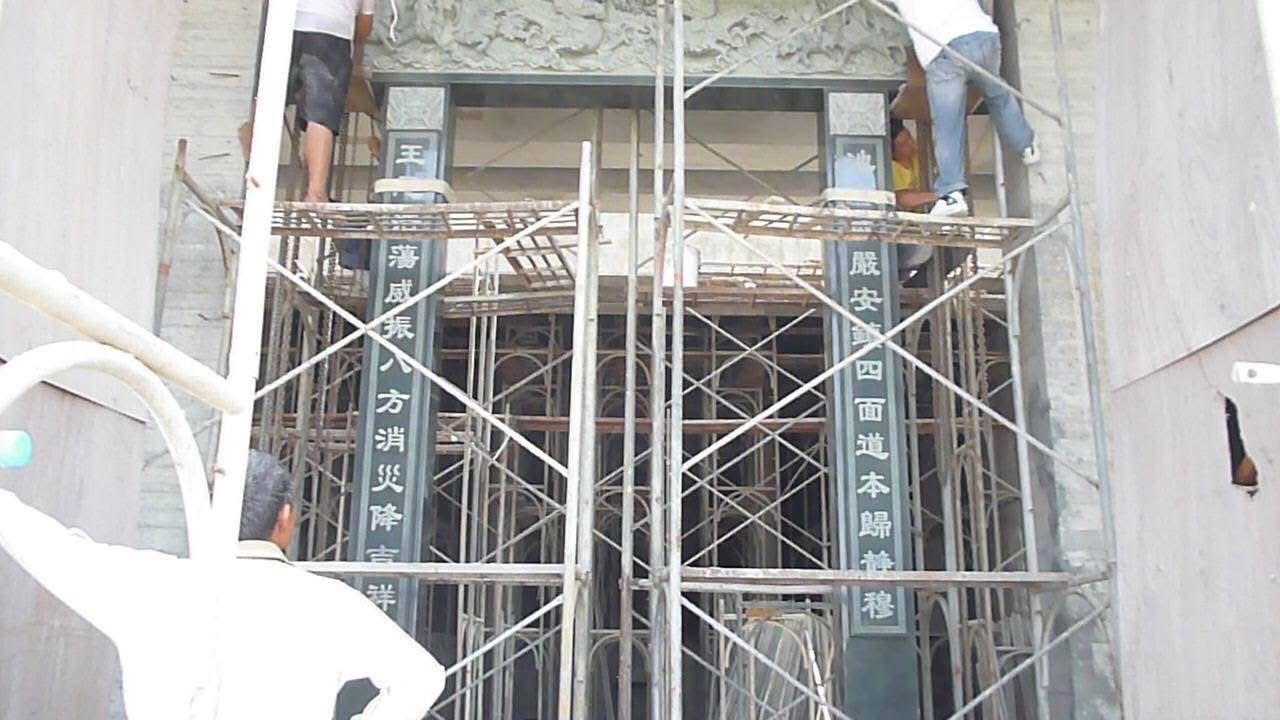 施工現場建築入口周圍搭起了鷹架和金屬框架。