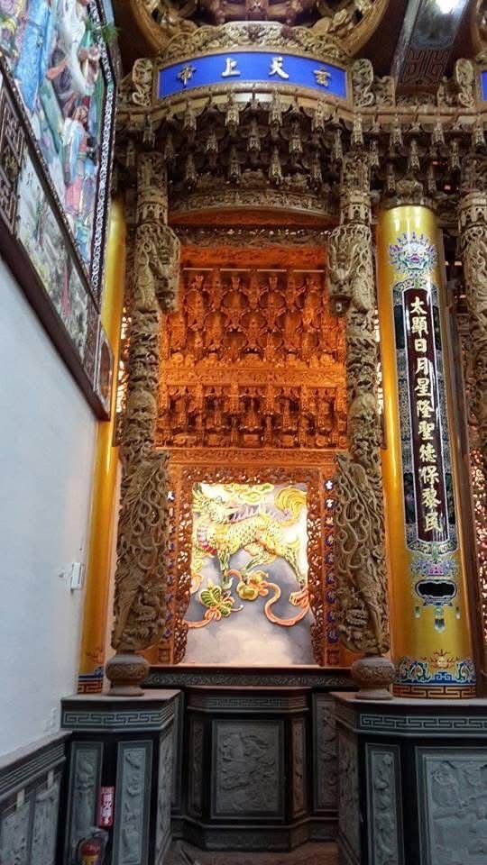 狹窄的大廳內,裝飾華麗的寺廟祭壇,以雕刻精美的木頭、金色的裝飾和色彩斑斕的壁畫為特色。