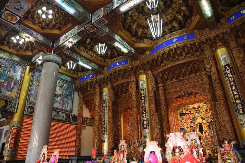 寺廟內部裝潢華麗,有雕刻精美的柱子、色彩繽紛的天花板和祭壇上的雕像。