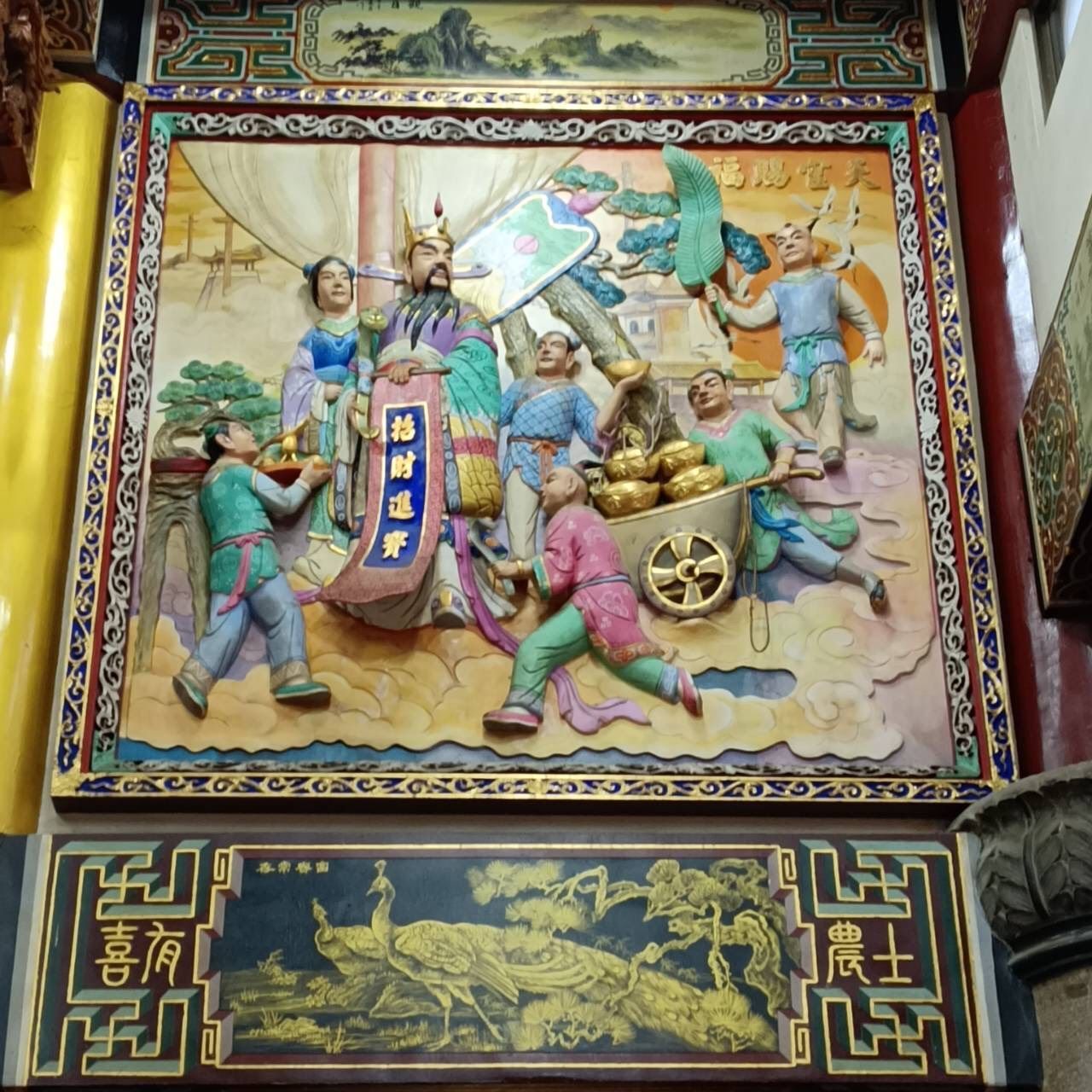 色彩鮮豔的中國寺廟壁畫,中央是一位頭戴皇冠的人物,周圍是身著鮮豔服飾的侍從。