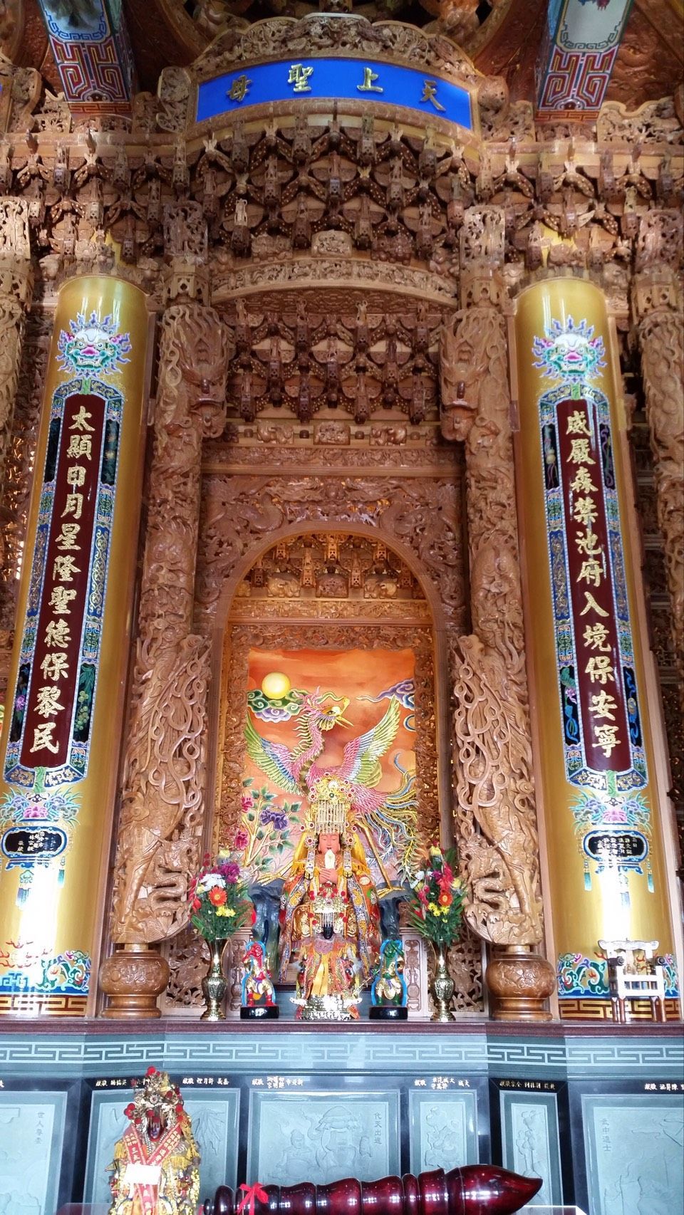 裝飾華麗的寺廟祭壇,有雕刻精美的柱子、色彩鮮豔的雕像和熠熠生輝的中央神龕