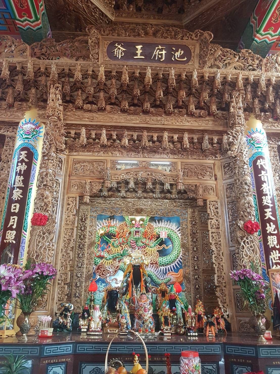 神龕內裝飾華麗的寺廟祭壇,飾以色彩繽紛的裝飾品、雕刻精美的木頭和閃爍的燈光。