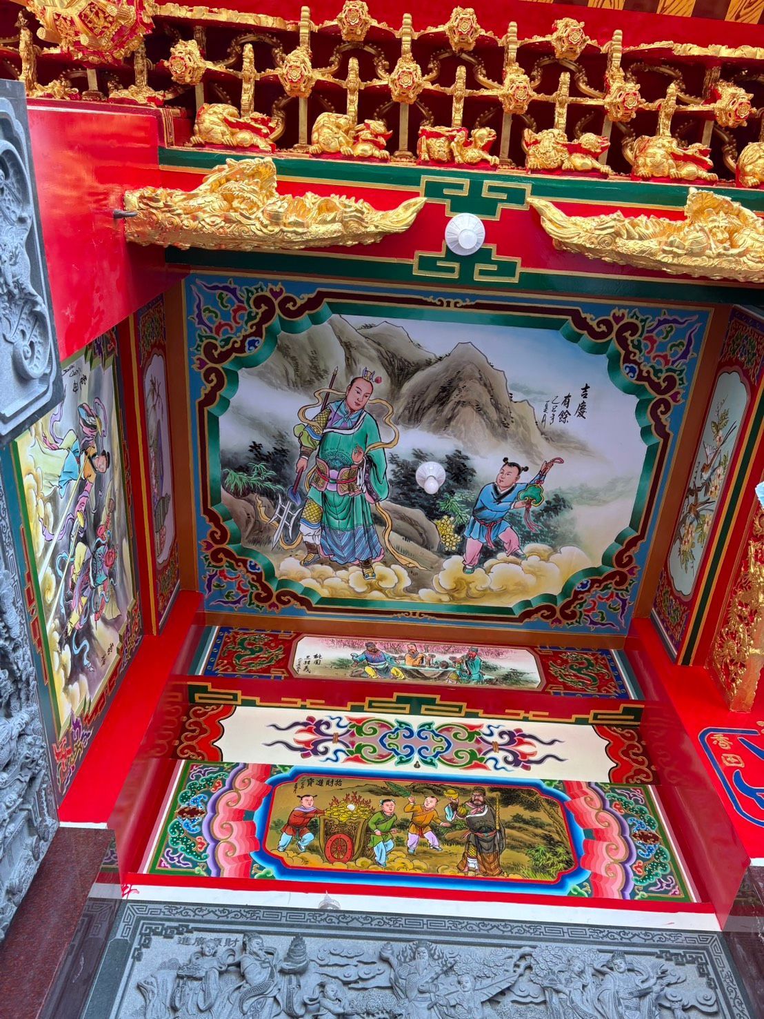 色彩繽紛、裝飾華麗的寺廟天花板和牆壁壁畫,飾以紅色、金色和綠色的裝飾邊。