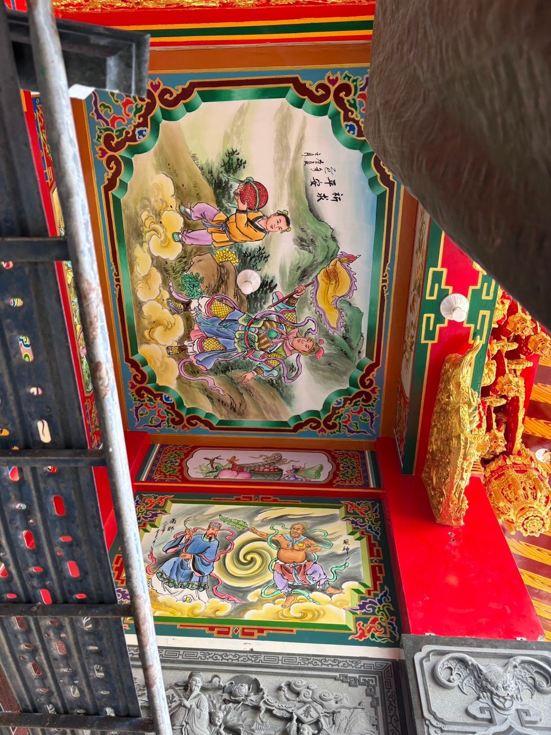 裝飾華麗的寺廟內部,天花板和牆壁上繪滿了色彩繽紛的精美壁畫。