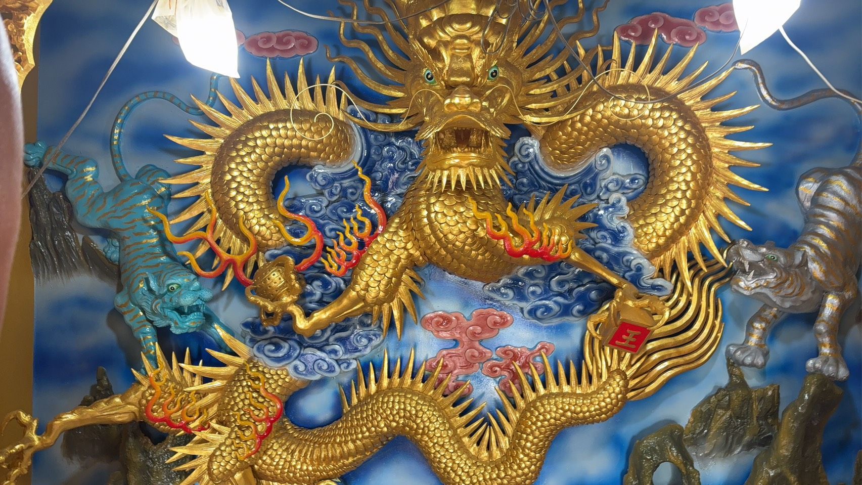 藍色背景上繪有金色巨龍壁畫,並飾有華麗的漩渦紋飾。