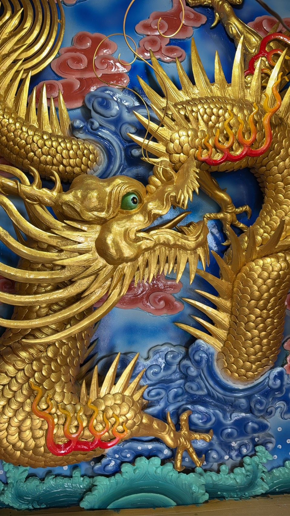 金龍圖案,背景是藍色的雲朵和紅色的火焰