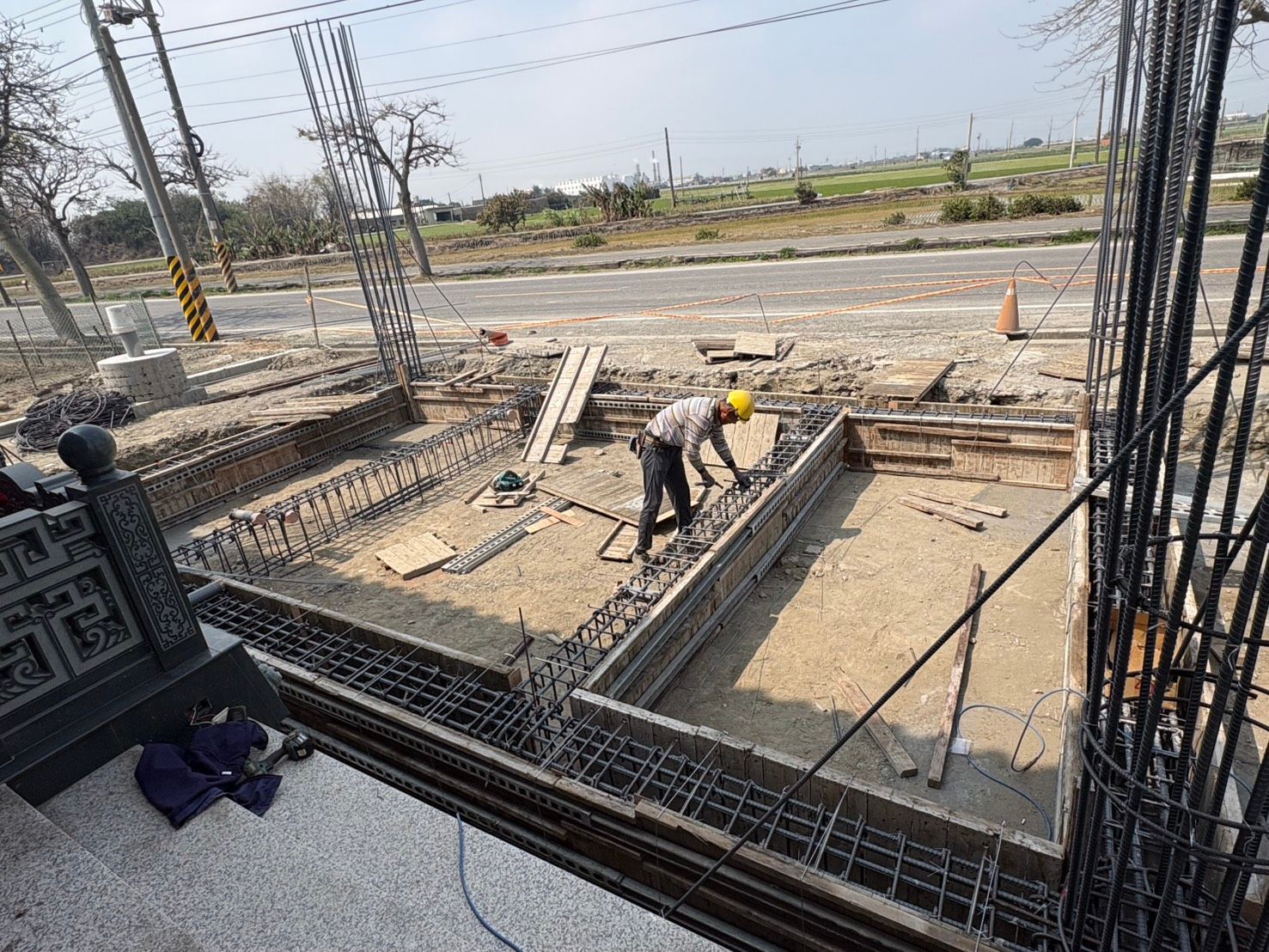 工人們正在建築工地向鋼筋混凝土上澆築混凝土