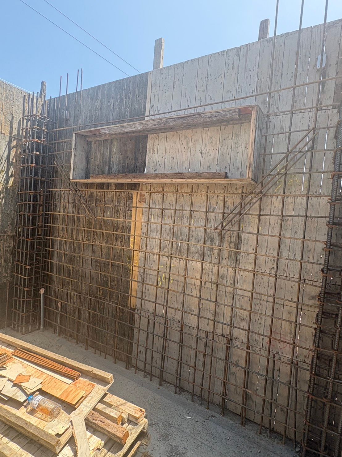 建築工地牆體開口處的鋼筋框架和膠合板模板
