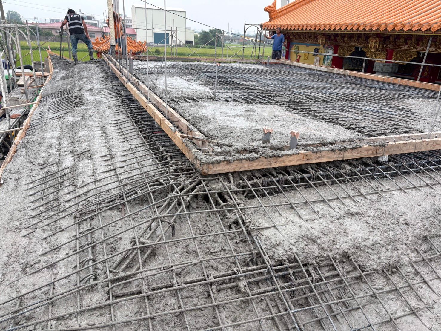 施工現場,鋼筋網和木模板正在準備澆築混凝土板。