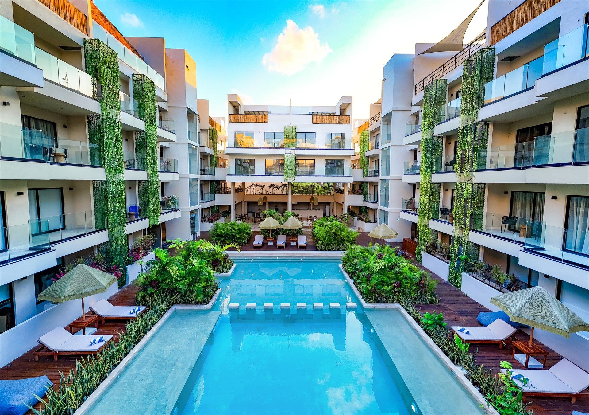 Una gran piscina en medio de un edificio. Hotel Bakal Tulum