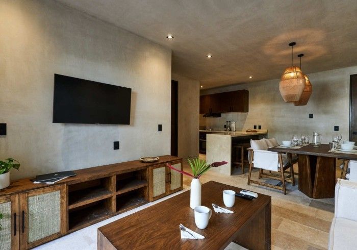 Una sala de estar con un televisor de pantalla plana en la pared. Hotel Bakal Tulum