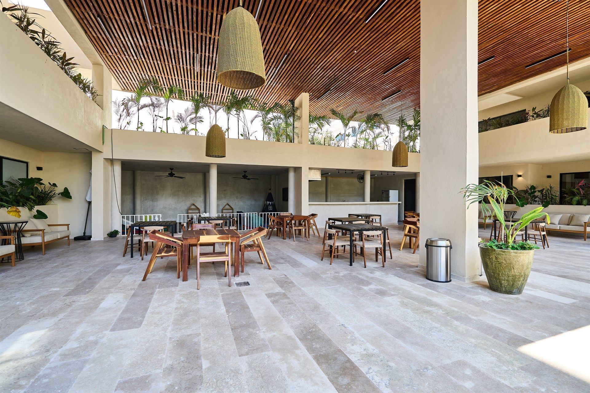 Una gran sala con mesas y sillas. Hotel Bakal Tulum