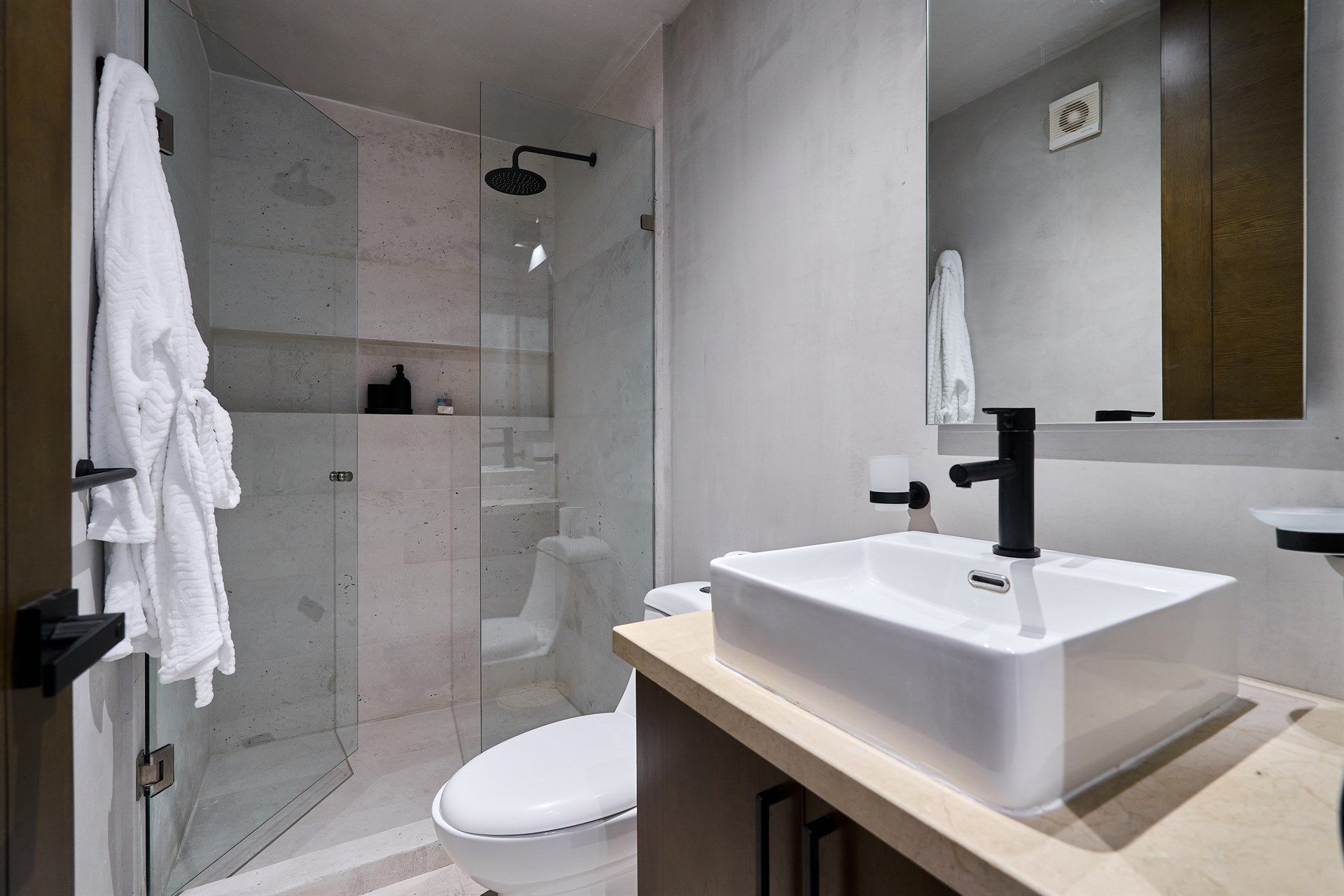 Un baño con lavabo, inodoro, ducha y espejo. Hotel Bakal Tulum