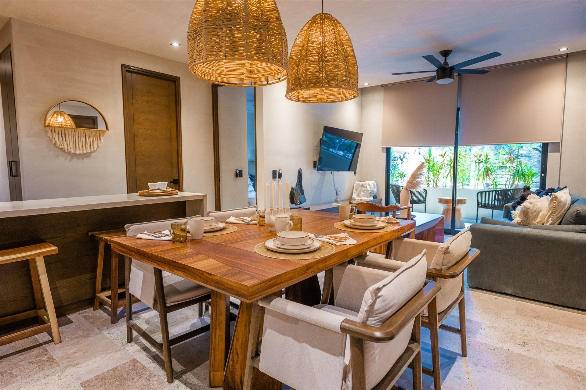 Un comedor con una gran mesa y sillas de madera.