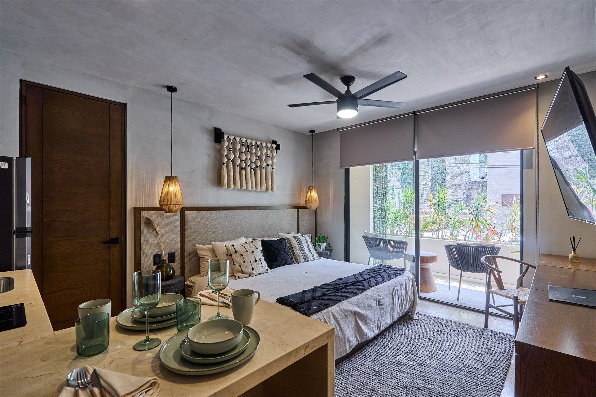 Un dormitorio con una cama grande y un ventilador de techo. Hotel Bakal Tulum