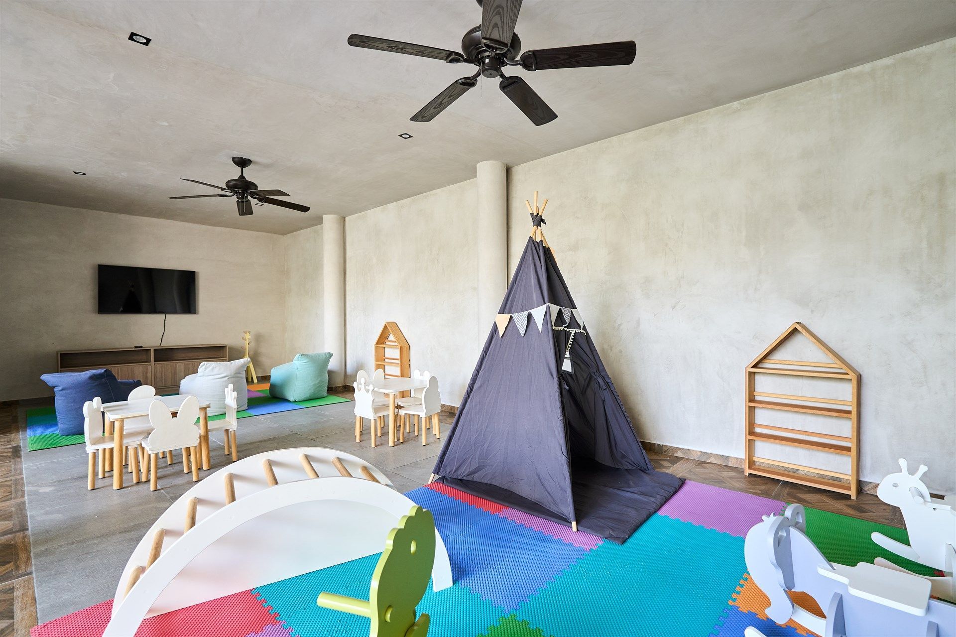 Hay un tipi en el medio de la habitación.