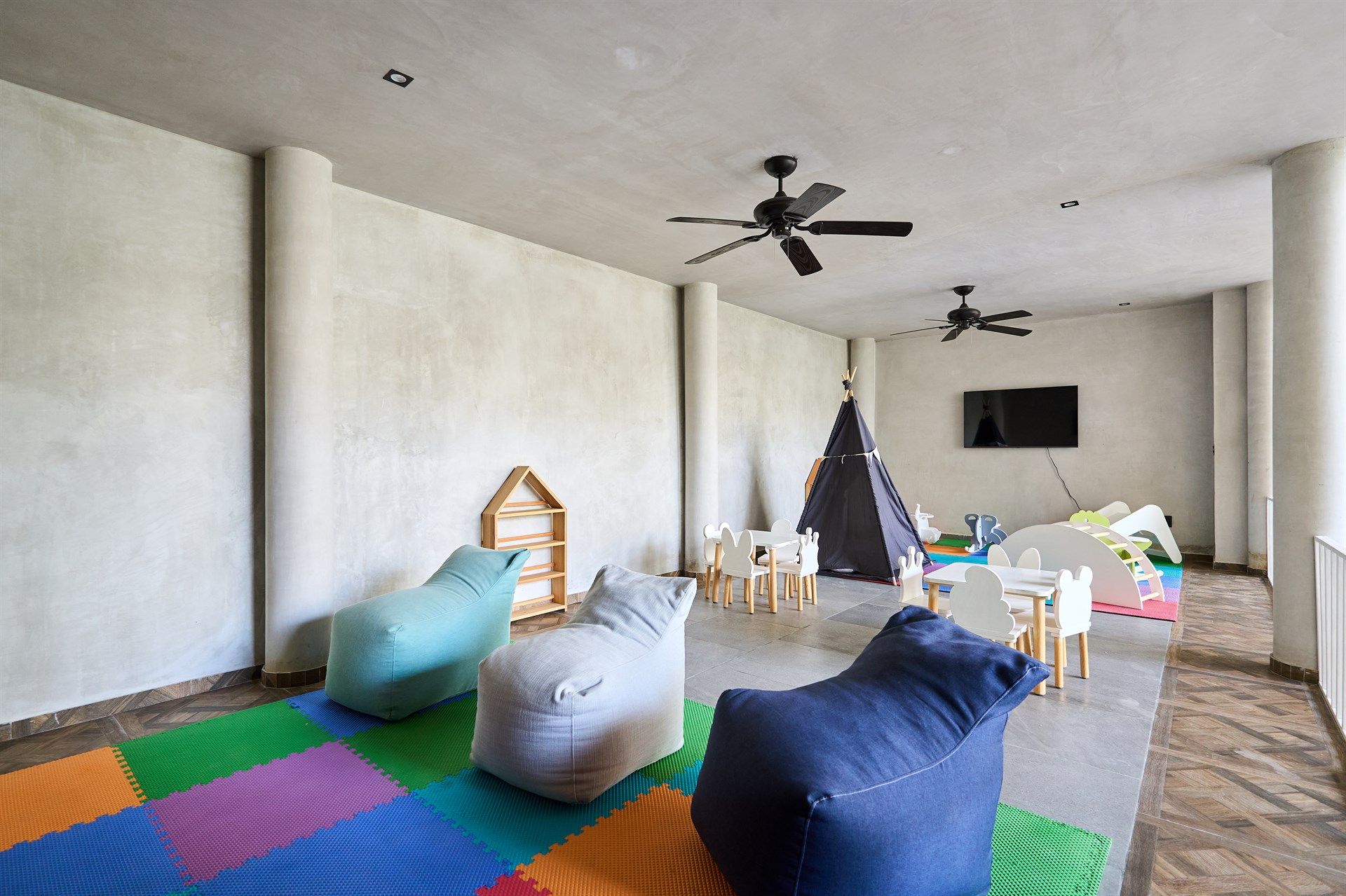 Hay un tipi en el medio de la habitación. Hotel Bakal Tulum
