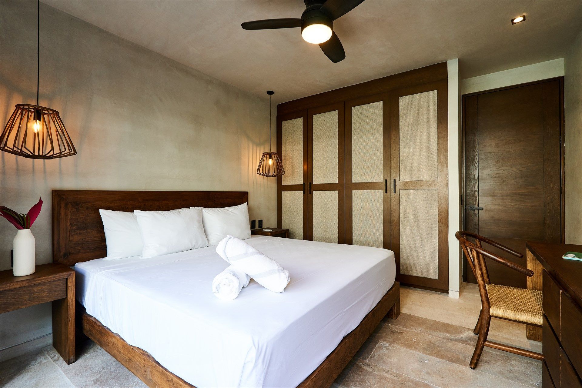 Una habitación de hotel con una cama tamaño king y un ventilador de techo. Hotel Bakal Tulum