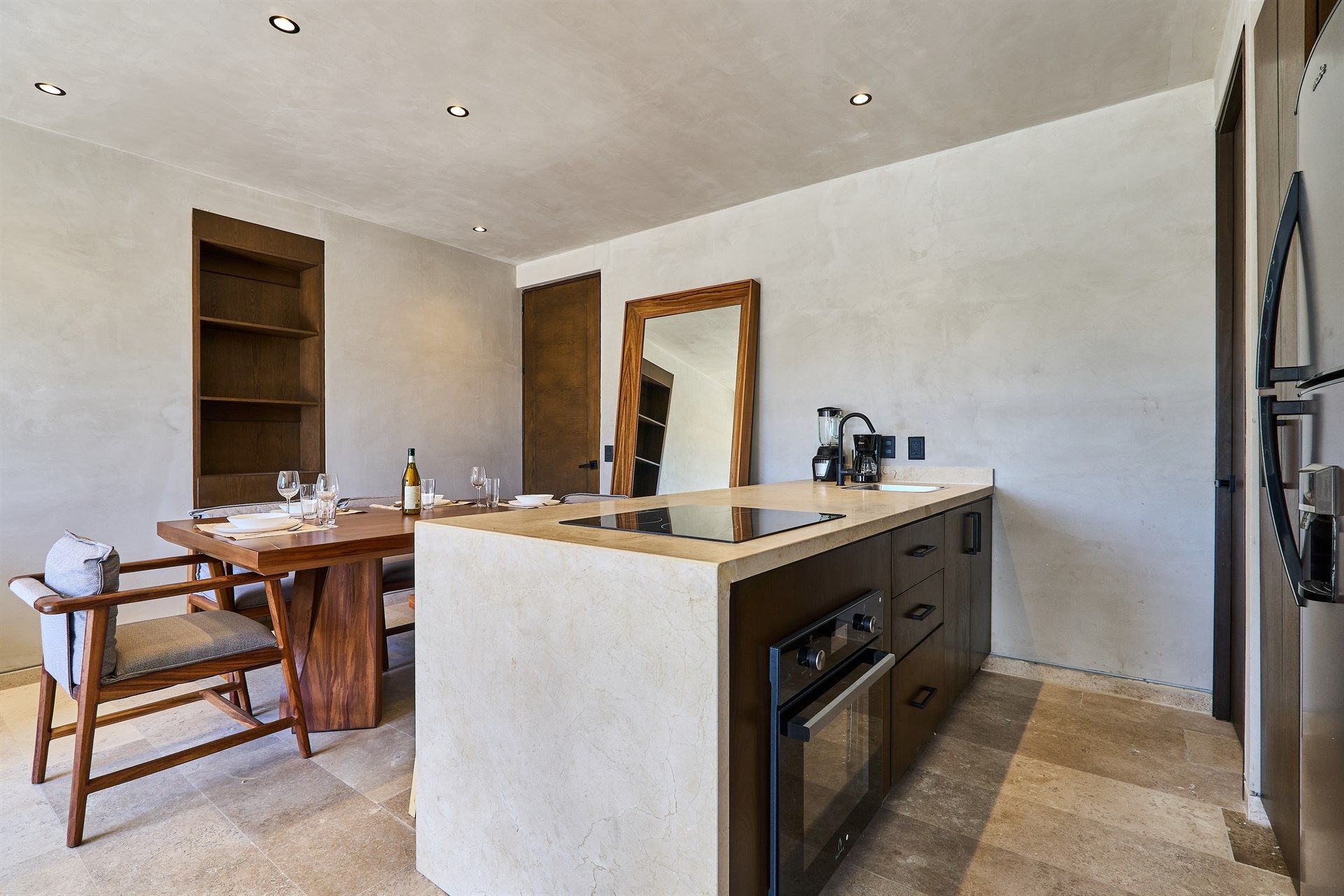 Una cocina con una mesa de comedor y sillas y una gran isla en el medio. Hotel Bakal Tulum