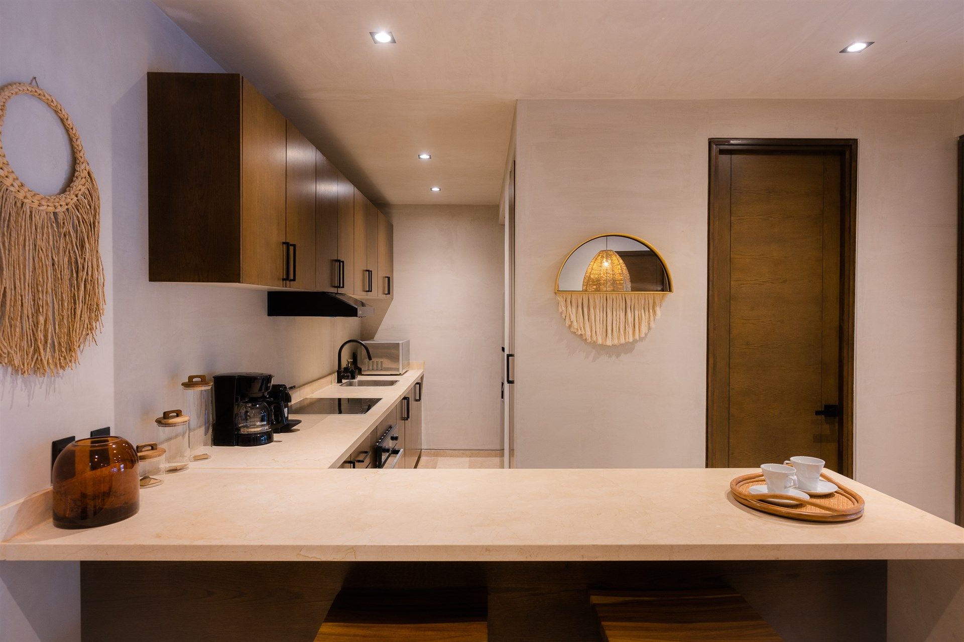 Una cocina con una gran encimera y un espejo en la pared. Hotel Bakal Tulum