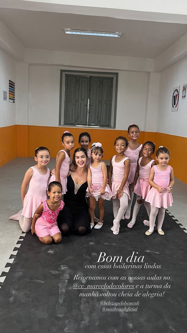 Um grupo de jovens garotas está posando para uma foto em um estúdio de dança.