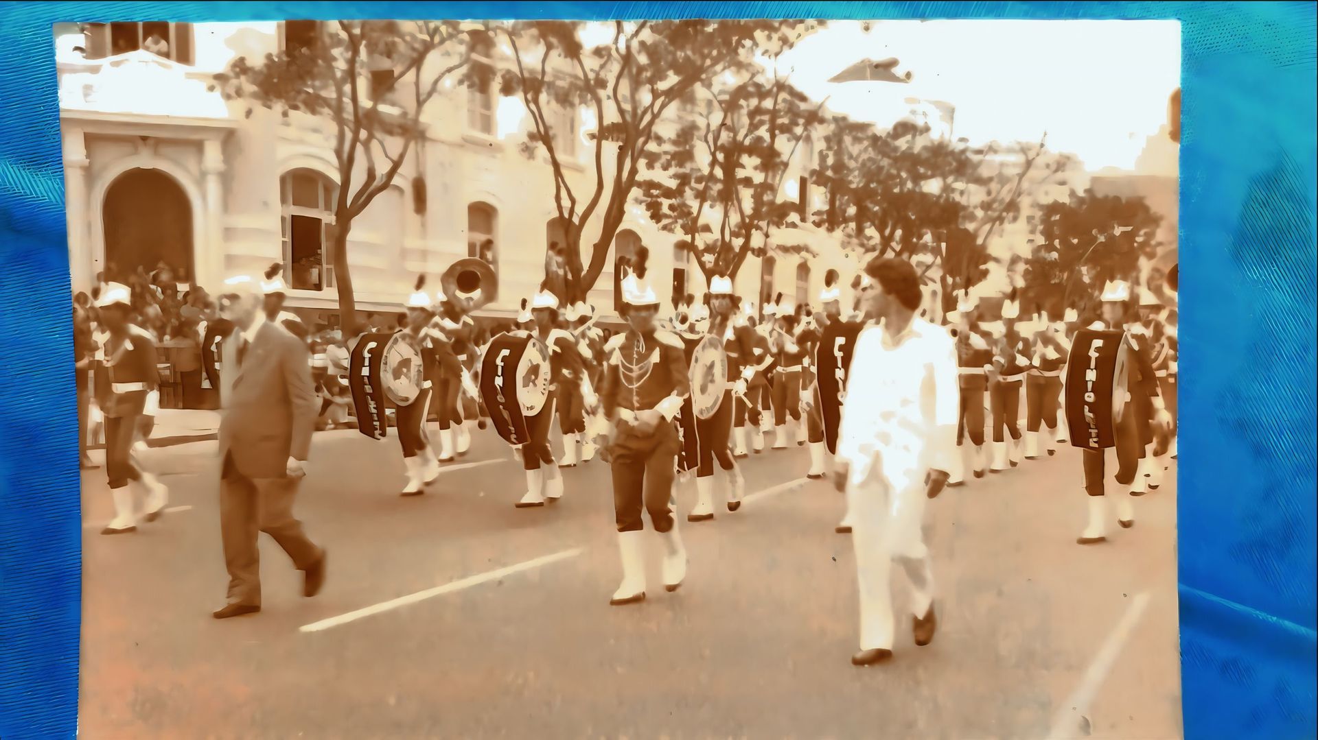 Uma foto em preto e branco de uma banda marcial