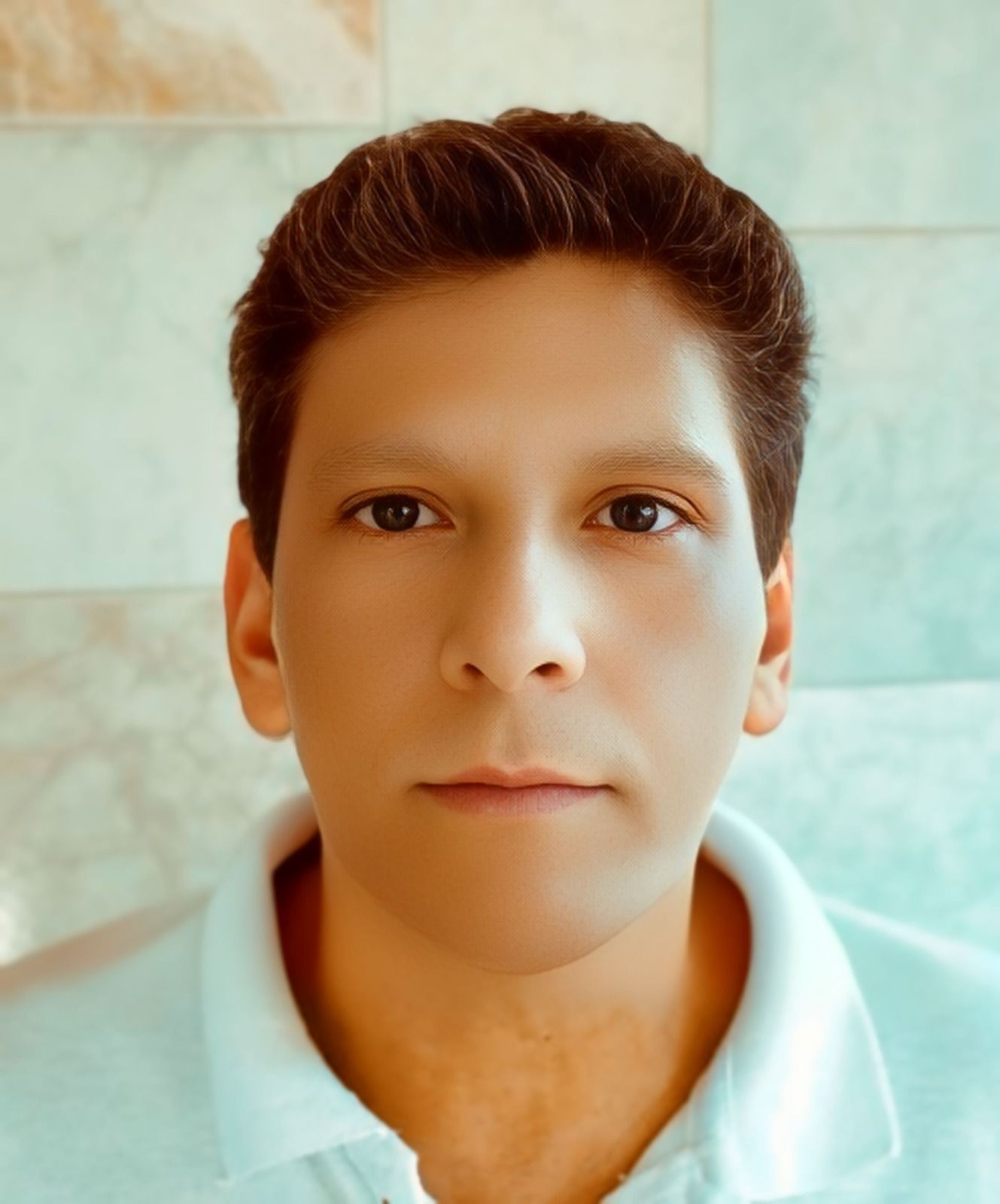 Um jovem vestindo uma camisa polo branca olha para a câmera