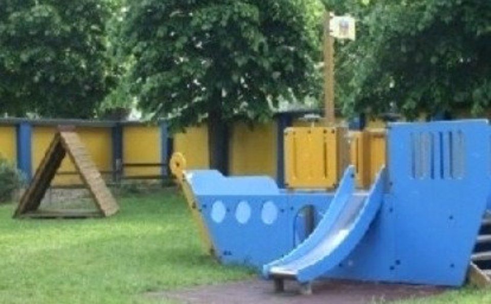 Giardino con giochi per bambini