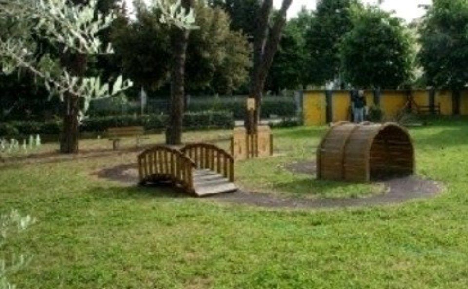 Giardino con giochi per bambini