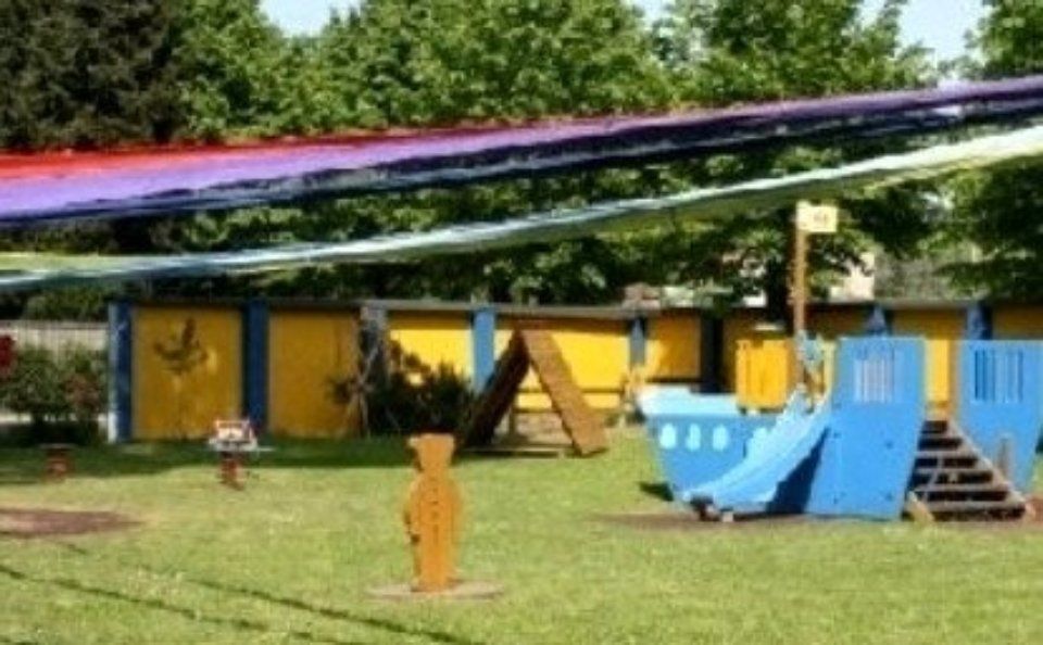 Giardino con giochi per bambini