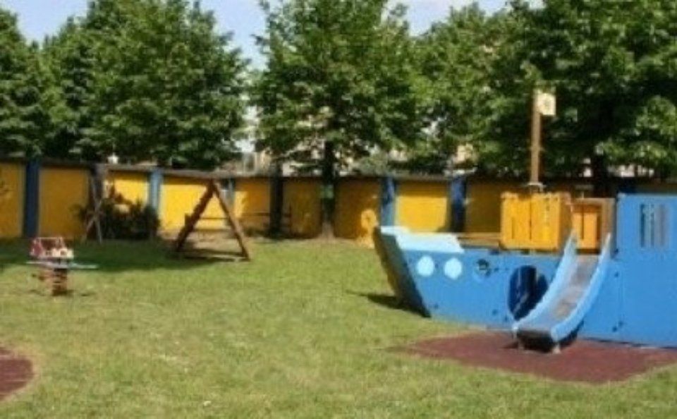 Giardino con giochi per bambini