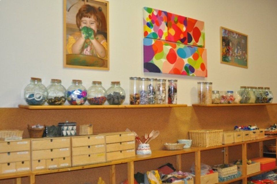 Interno asilo con giochi per bambini