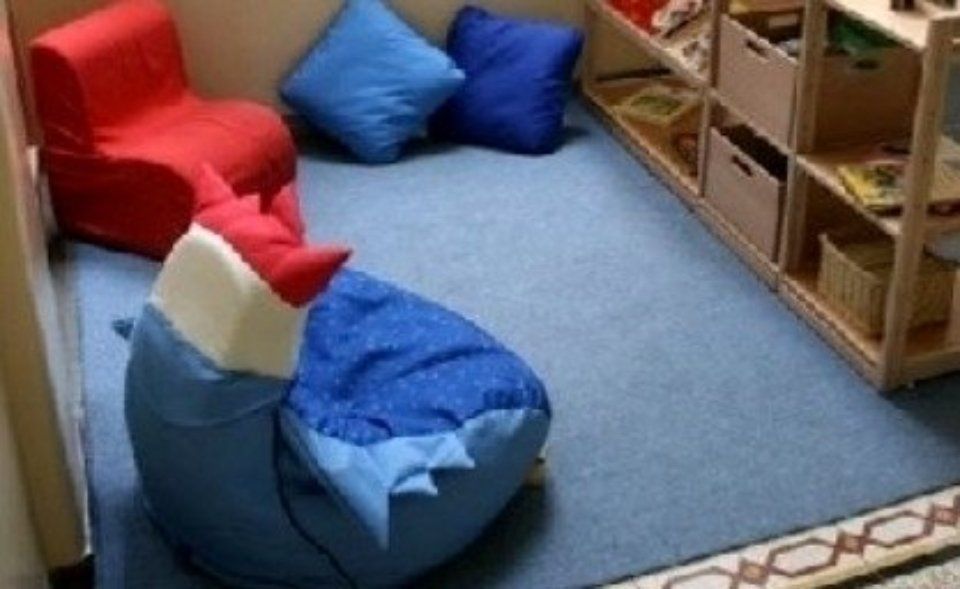 Interno asilo con giochi per bambini