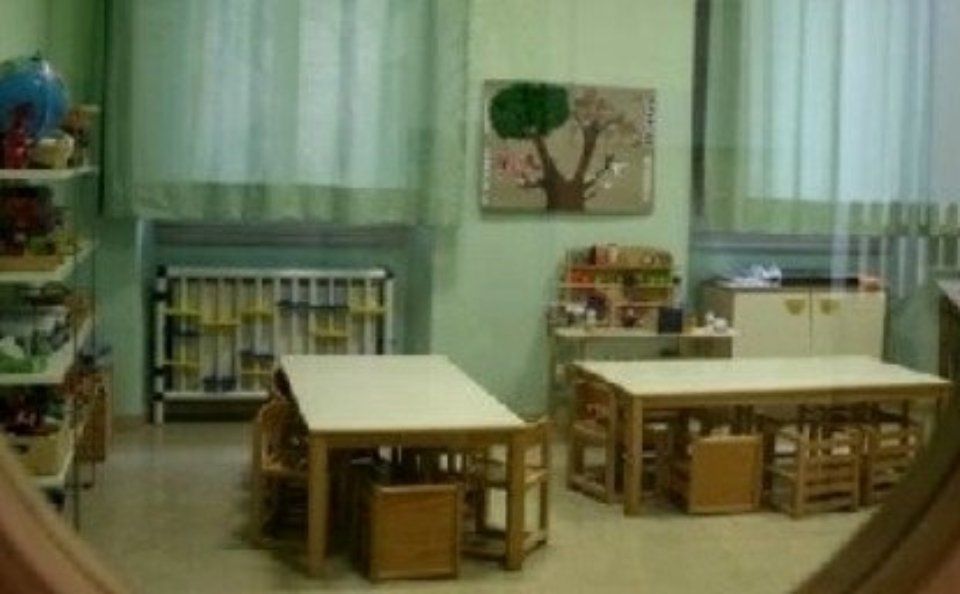 Interno asilo con giochi per bambini