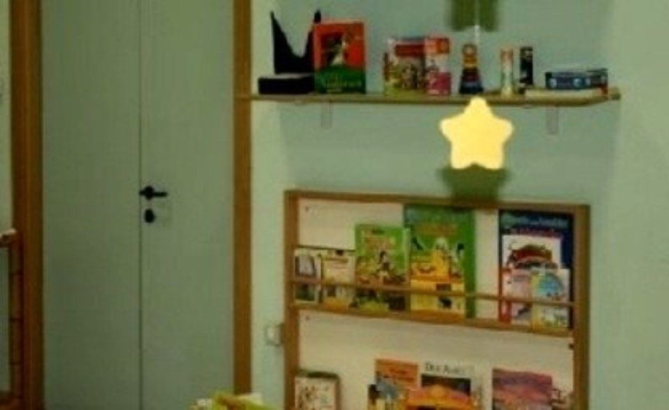 Interno asilo con giochi per bambini