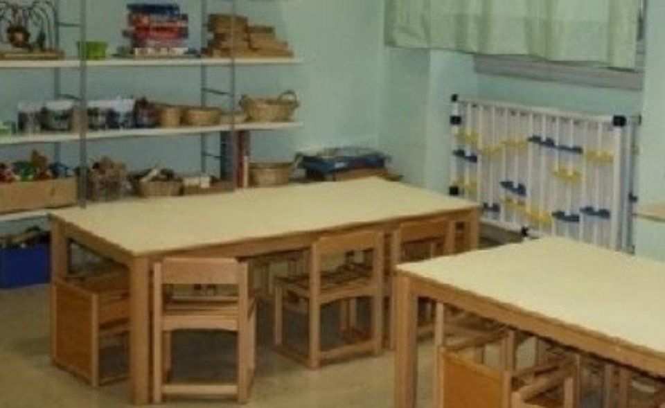 Interno asilo con giochi per bambini