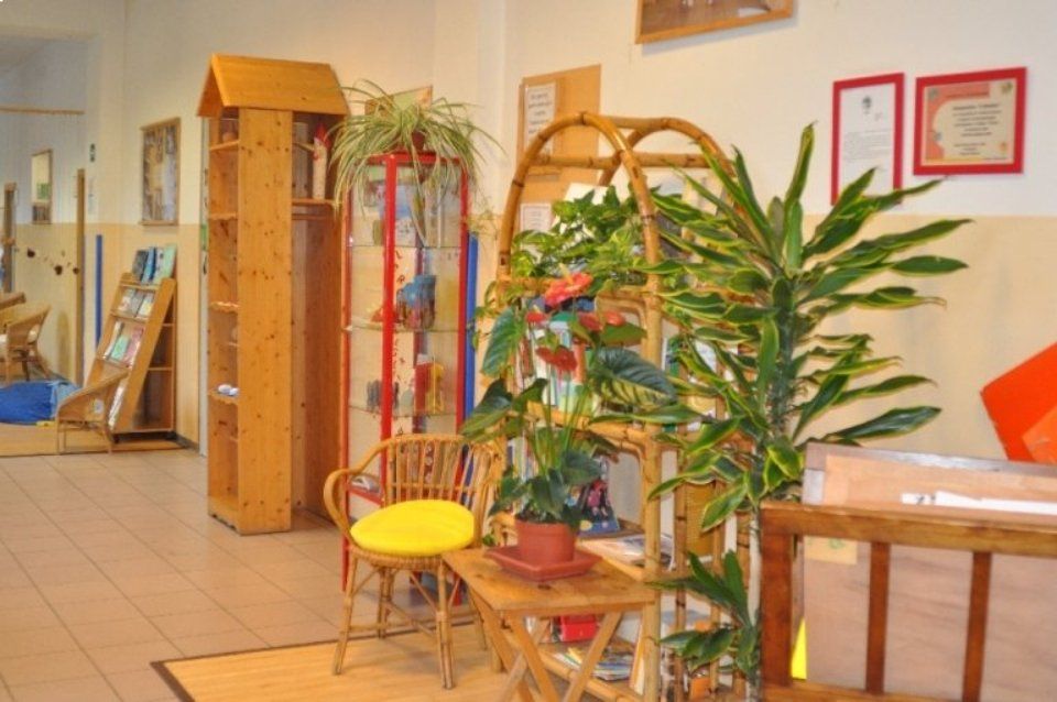 Interno asilo con giochi per bambini