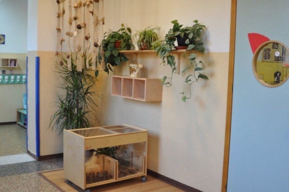 Interno asilo con giochi per bambini