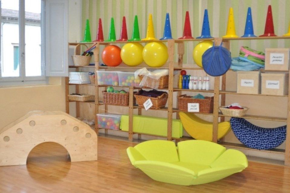 Interno asilo con giochi per bambini