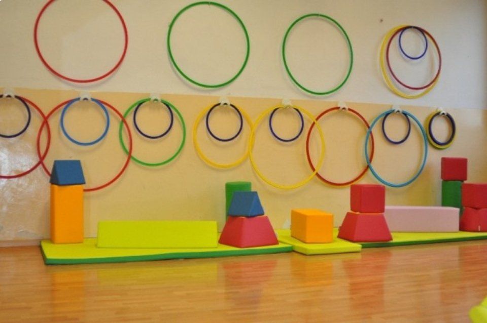 Interno asilo con giochi per bambini