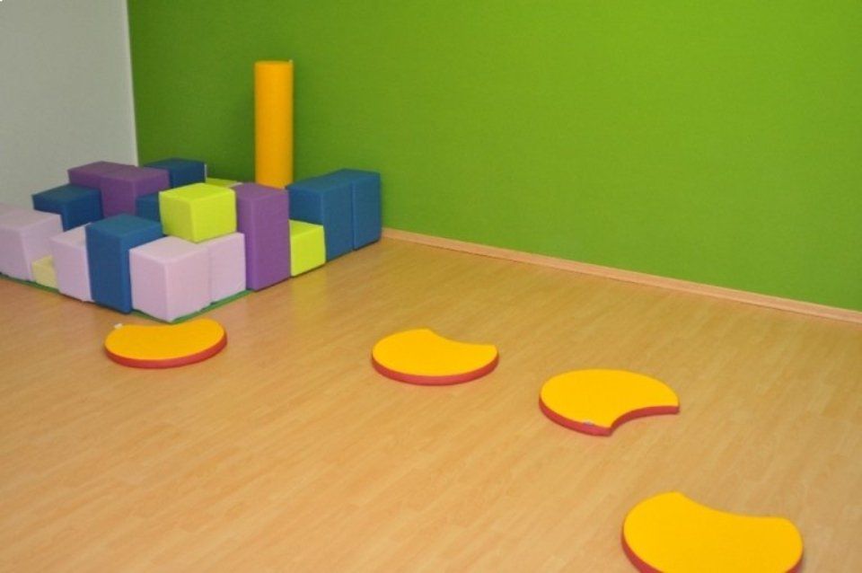 Interno asilo con giochi per bambini