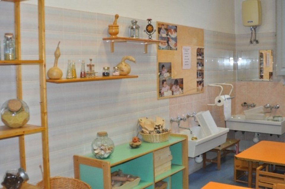 Interno asilo con giochi per bambini