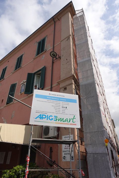 cantiere per ristrutturazione condominiale per la rigenerazione urbana a Livorno