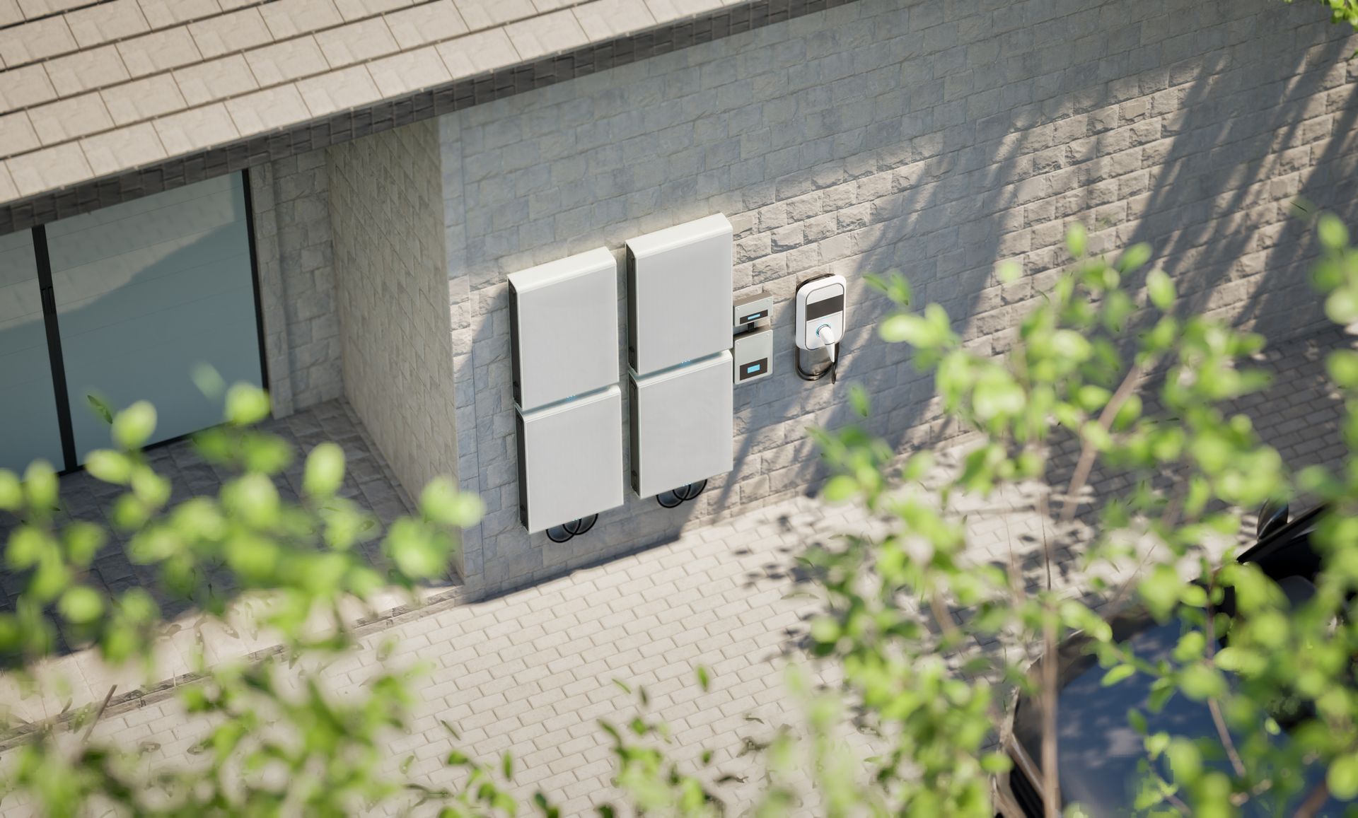 Die Außenwand besteht aus vier quadratischen grauen Paneelen, einem kleinen weißen Kasten und einem Stromzähler.