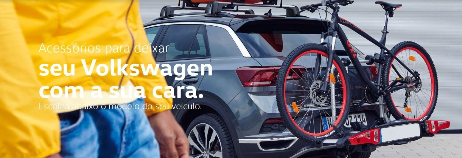 Um homem e uma mulher estão sentados no banco de trás de um carro.