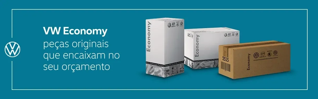 Um homem e uma mulher estão sentados no banco de trás de um carro.