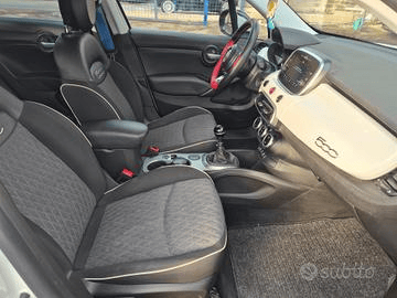 Apertura del bagagliaio di un'auto argentata, che rivela l'area di carico con rivestimento nero.