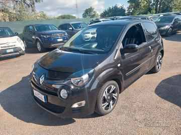 Una Renault Twingo grigio scuro parcheggiata all'aperto, circondata da altre auto in una giornata di sole.