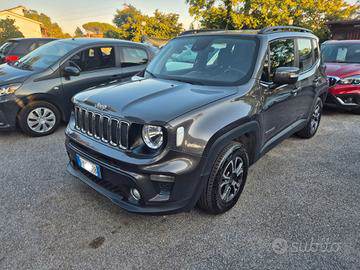 Un SUV Jeep Renegade grigio scuro parcheggiato all'esterno. Ha cerchi neri ed è circondato da altre auto.